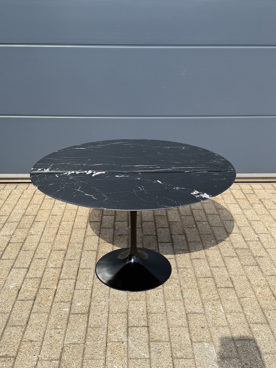 Original Round Knoll Tulip Dining Table (120cm) In Glossy Nero Marquina In MINT CONDITION!! Nero Saarinen (photo 2 of 15)