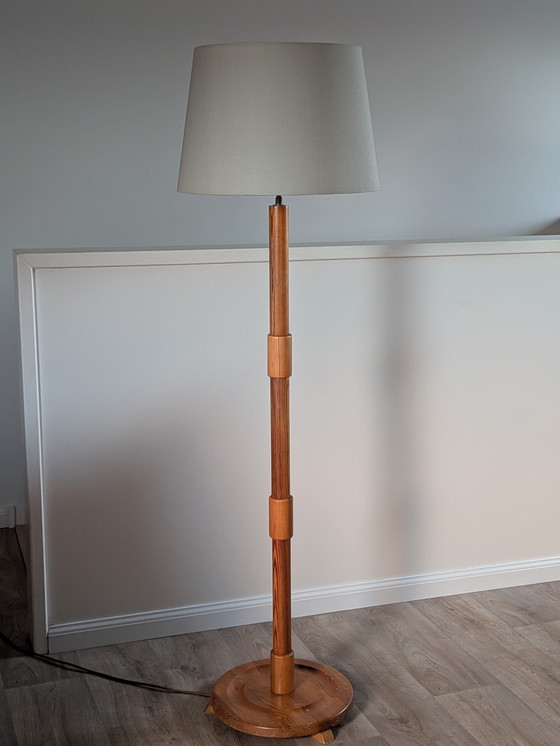 Image 1 of Lampada da terra brutalista svedese in pino – Solbackens Svarveri – anni '70 – Doppia E27