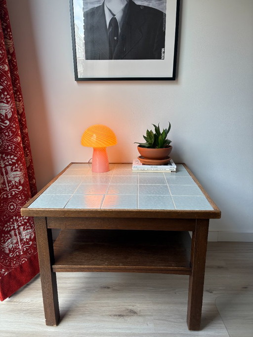 Mesa auxiliar de madera con tablero de azulejos