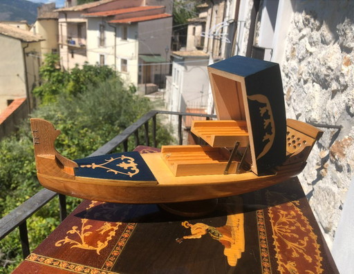 Gondole miniature musicale et porte-cigarettes, début 1960, Sorrente, Italie