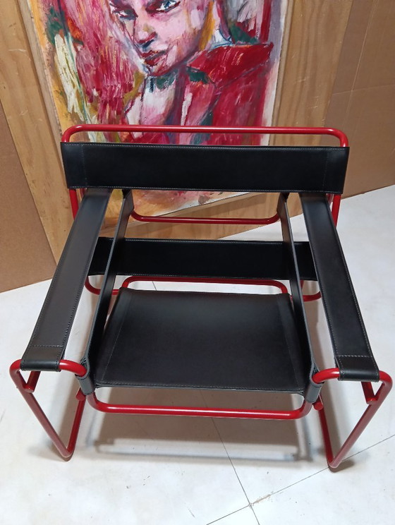 Image 1 of Bolso Knoll Wassily B3 rojo mate, nuevo-usado, en piel negra, de Marcel Breuer.