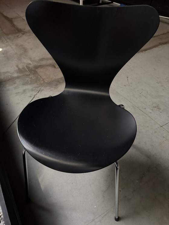Set van 4 authentieke Fritz Hansen Serie 7 stoelen – Arne Jacobsen – Zwart – Gemaakt in Denemarken (photo 5 of 5)