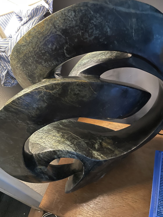 Image 1 of Exklusive Cliff Makore Skulptur „Chronik“ – 50 kg Gepardenjade (gesegnet/signiert)