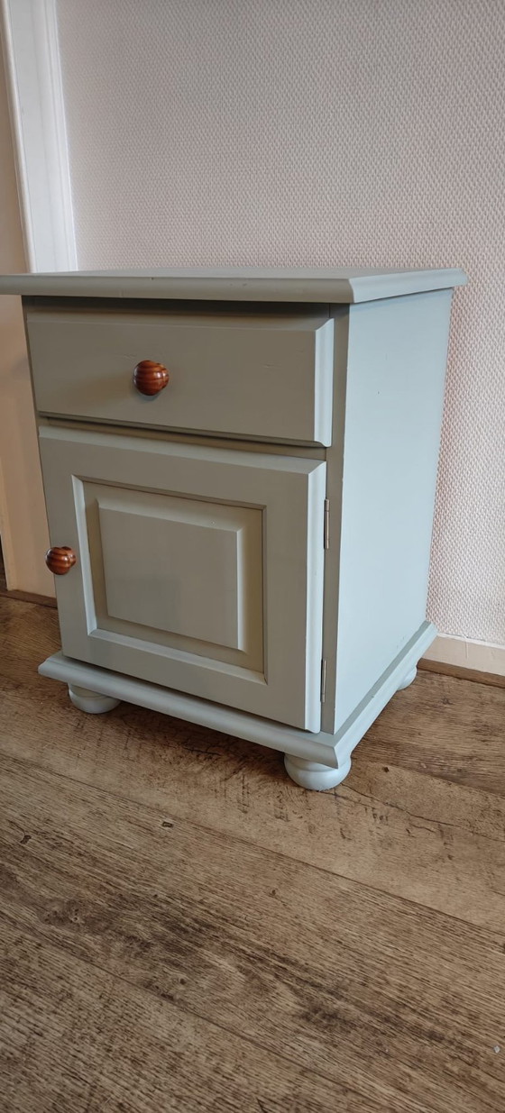 Image 1 of charmanter hellgrüner Nachttisch – im Brocante-Stil