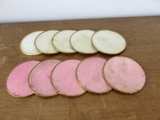 Série de 10 dessous de verre en nacre rose et blanche, 80s' 90s'