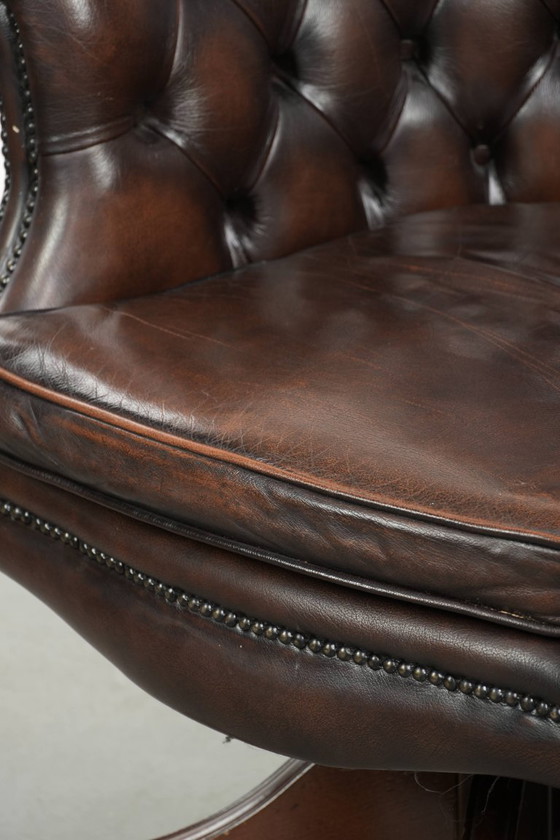 Image 1 of Silla de oficina Chesterfield antigua de piel de vaca marrón con ruedas, de lujoso estilo inglés.