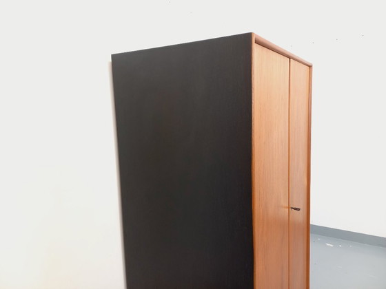 Image 1 of Armadio vintage in teak e metallo in stile modernista scandinavo degli anni '60