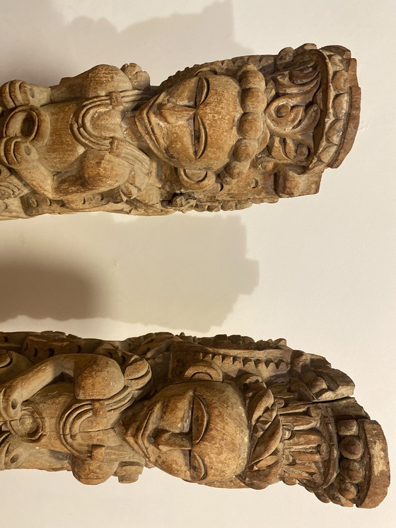 Image 1 of 2 große Massivholzbauelemente aus der Mogulzeit als dekorative und wertige Skulpturen