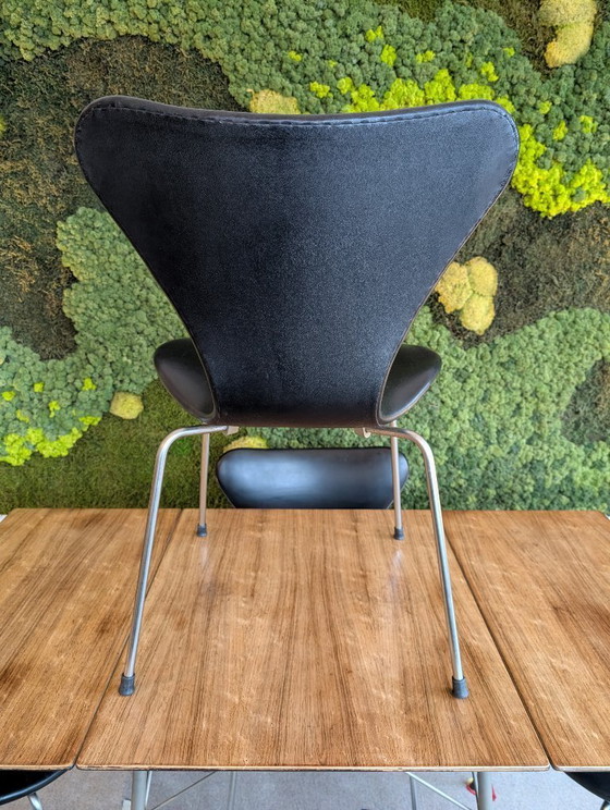 Image 1 of Tavolo Arne Jacobsen 3601 + 4 sedie Butterfly 3107 | Prima edizione
