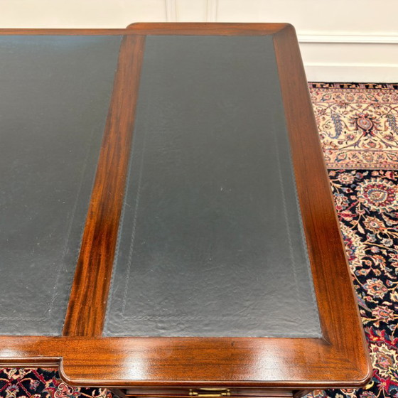Groot Klassiek Engels Chesterfield Bureau Partnerdesk – Schreibtisch, Leder, Holz (photo 18 of 21)