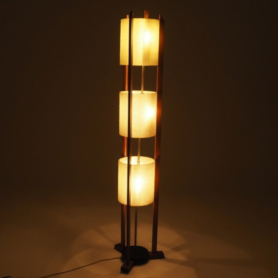 Mid-Century Modern vloerlamp met 3 lagen, gemaakt van glasvezel en hout. – Vloerlampen, Fiberglass (photo 10 of 13)