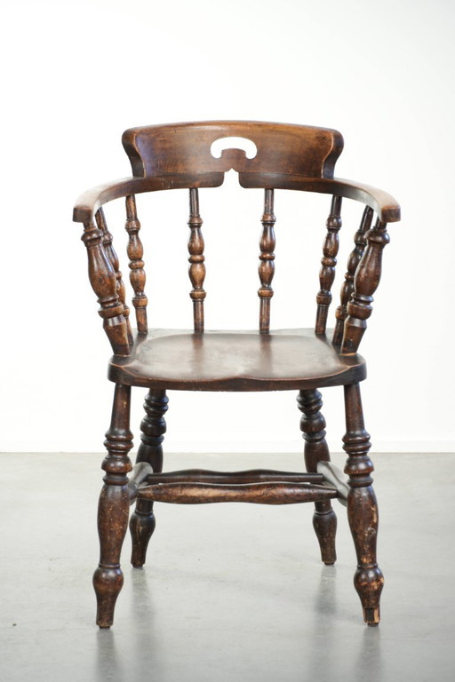Houten Engelse antieke pub/ captain chair uit eind 19e eeuw met karakter en een prachtige kleurstelling