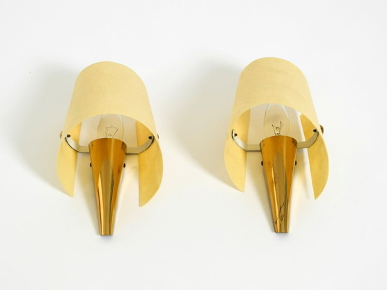 Image 1 of Una coppia di eccezionali applique da parete in ottone in stile Mid-Century Modern con paralumi in fibra di vetro.