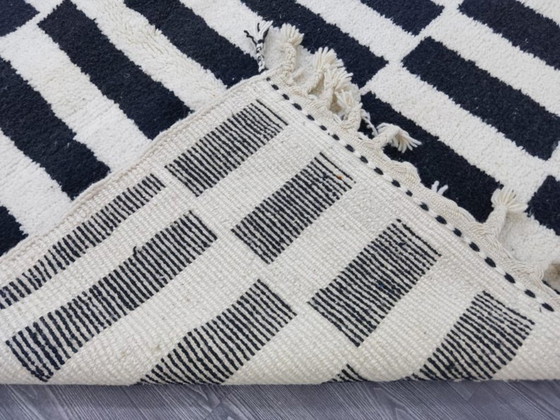 Image 1 of Tapis artisanal blanc-noir fait main 250cmx150cm 