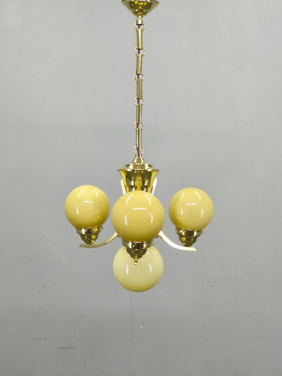 Image 1 of Lámpara de araña Art Déco de latón y cristal opalino, década de 1930.