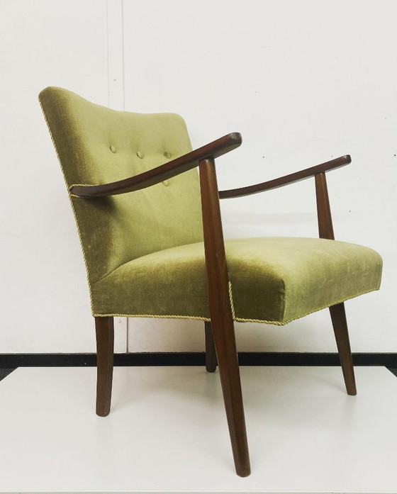 Image 1 of Deense vintage fauteuil – groen fluweel met houten armleuningen