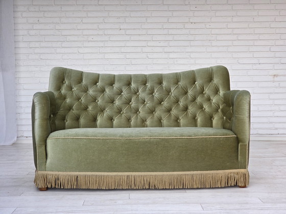 Image 1 of Canapé danois 2 places des années 1960, velours vert clair, bois de frêne