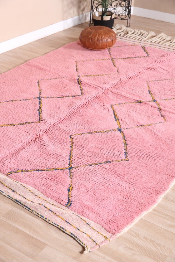Image 1 of Tappeto berbero fatto a mano in pura lana, realizzato secondo la tradizione con motivi rosa, dimensioni 200/300 cm.