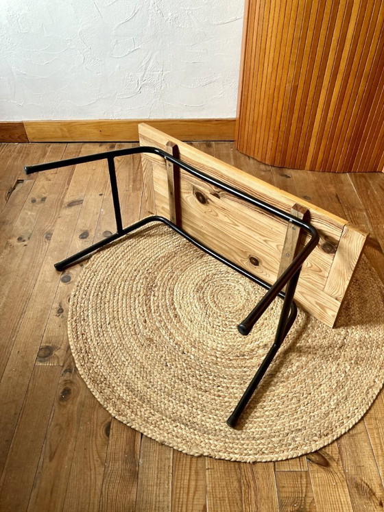 Image 1 of Salontafel met grenen blad en buisvormig metalen onderstel, jaren 1950