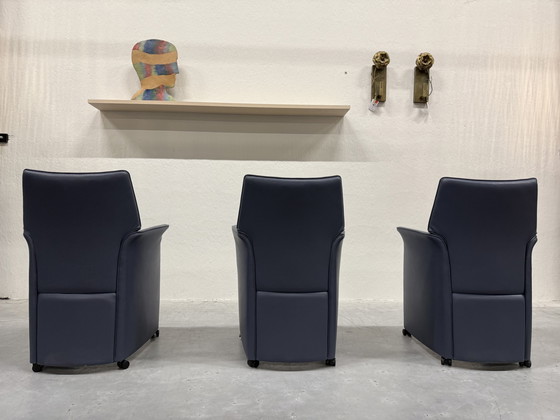 Image 1 of 3 Leolux Tamarinde Esszimmerstühle auf Rollen, blaues Leder