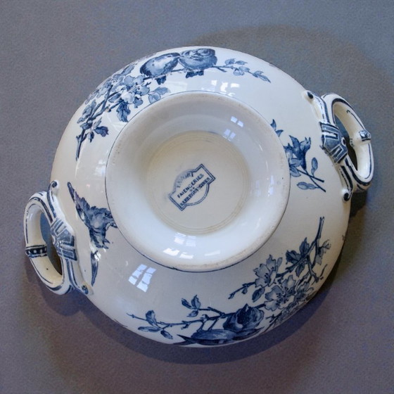 Image 1 of Grote 19e-eeuwse Franse saladeschaal, gesigneerd Sarreguemines, "Favorite" vogelcollectie