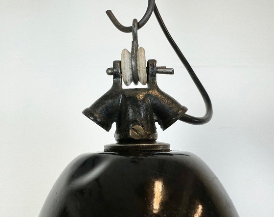 Image 1 of Lampe industrielle en émail noir avec abat-jour en fonte, années 1930