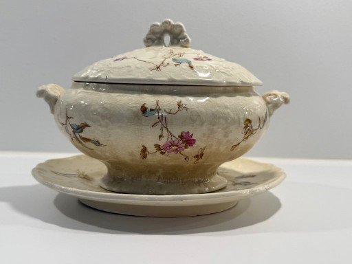 Zuppiera antica floreale con coperchio del XIX secolo