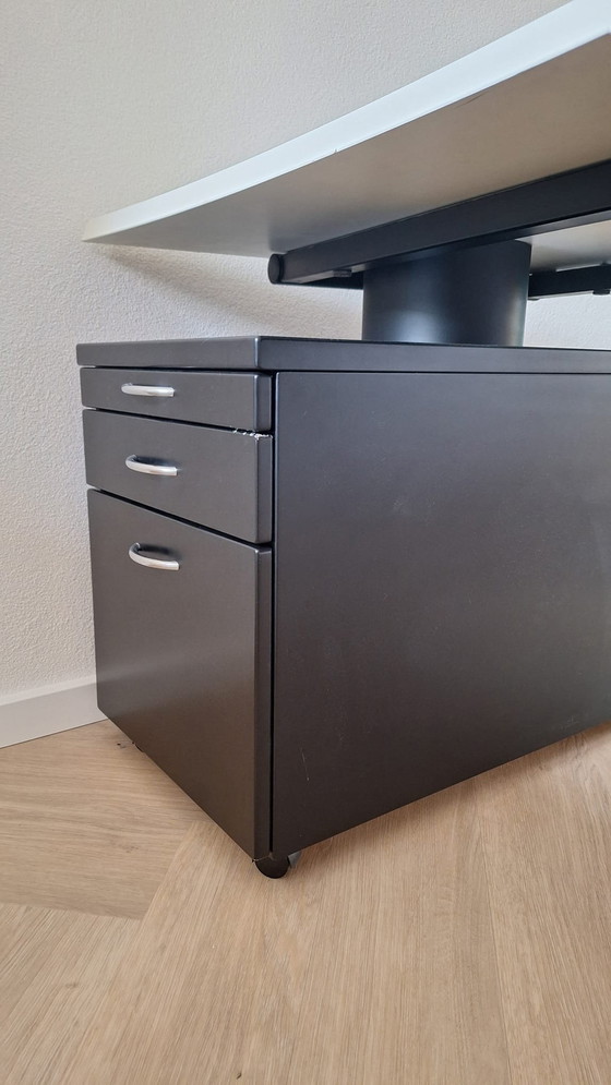 Image 1 of Hülsta buro met gebogen wit blad zwart stalen ladenblok