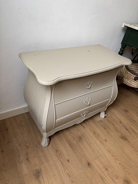 Image 1 of Klassische Kommode in Taupe mit verschnörkelten Formen
