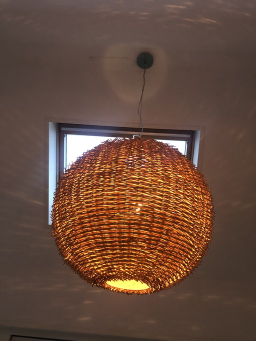 Bolvormige pitriet lamp diameter 90 cm.