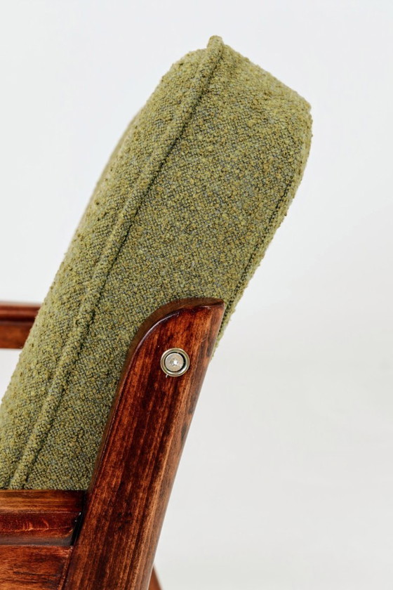Image 1 of Retro Loungestoel Groene Boucle Bekleding, Ergonomische vorm, Vintage Stijl, Donker Noten Kleur Hout