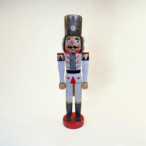 Original nutcracker from the Erzgebirge, top condition, wooden officer made in Germany