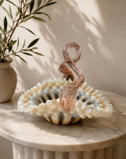 Cesta de cristal artístico de Murano, rara, de cristal opalino con asa rosa retorcida, Italia, 1955–1965.