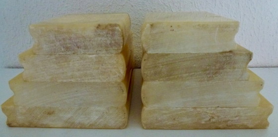 Image 1 of Buchstützen im Art-Deco-Stil, aus Marmor, in Form einer Bücherreihe.