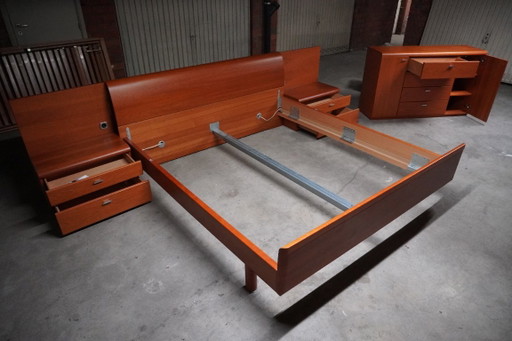 Magnifique ensemble Hulsta : lit, tables de chevet, commode – Hülsta, tweepersoonsbedden, Metal, Wood