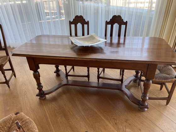 Image 1 of Mesa de castillo antigua con 6 sillas y asiento de mimbre.