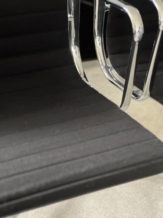 Image 1 of 2x Vitra EA108 (conferentie) stoelen