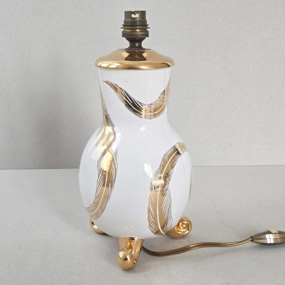 Image 1 of Vintage statieflamp uit de jaren 50, wit en goudkleurig craquelékeramiek, met veren, gesigneerd jaren 50.