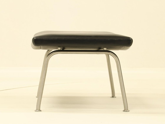 Image 1 of Poltrona Wing e pouf coordinato – CH445 e CH446 – di Hans Wegner