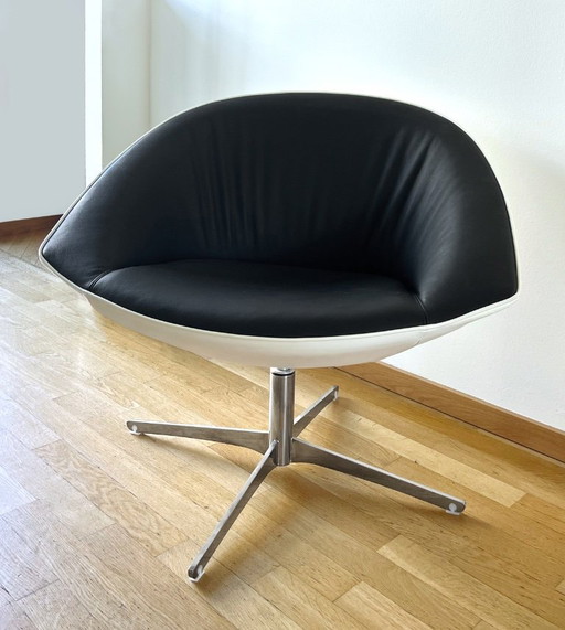 Fauteuil lounge Kastel Krokus, cuir noir et crème, piètement pivotant chromé