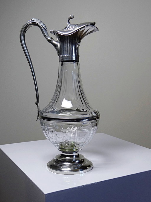 Grande aiguière étain poli argenté et verre moulé Les Étains du Manoir vintage