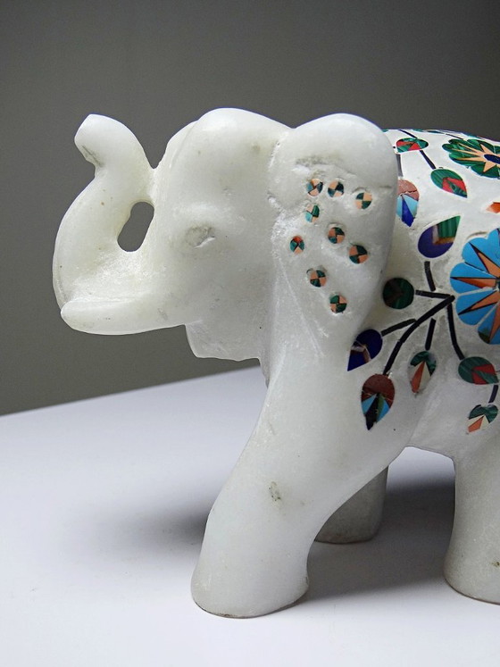 Image 1 of Elefante indiano decorativo in alabastro intarsiato con pietre, artigianato vintage