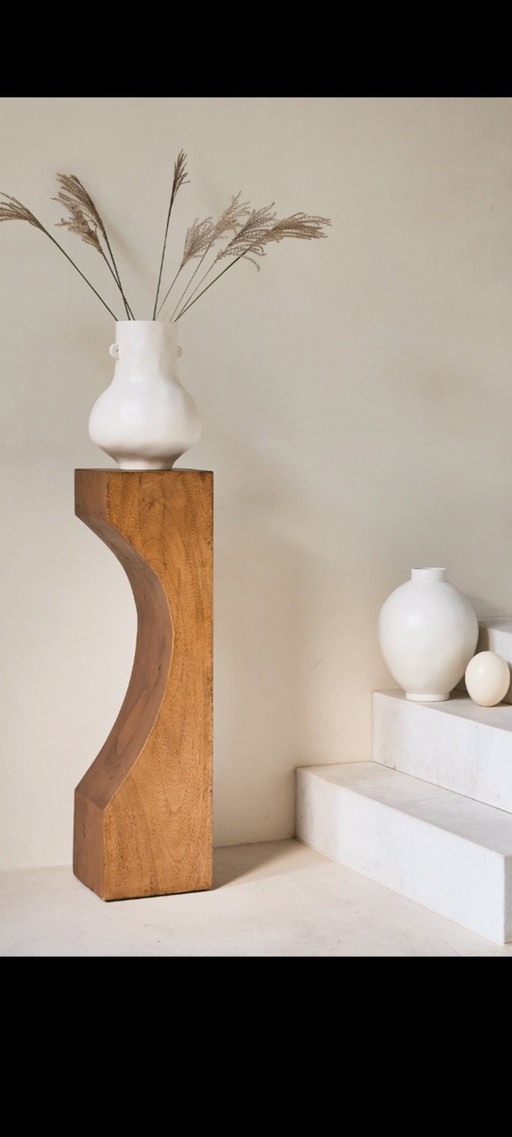 Pflanzensäule aus Suarholz in dunkler und heller Farbe