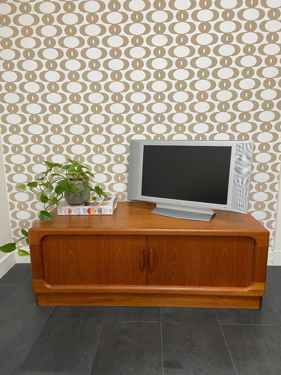 Image 1 of Mobile basso/TV vintage di Dyrlund con ante a serrandina