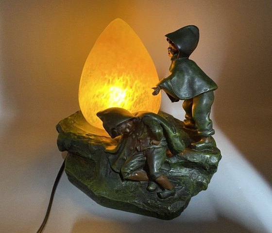 Image 1 of Art Deco stijl tafellamp met kinderen – sculpturale lamp met geel glas ca. 1970–1980 Copy van A. Moreau - Kunsthars