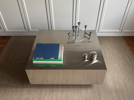 Table basse design minimaliste argentée