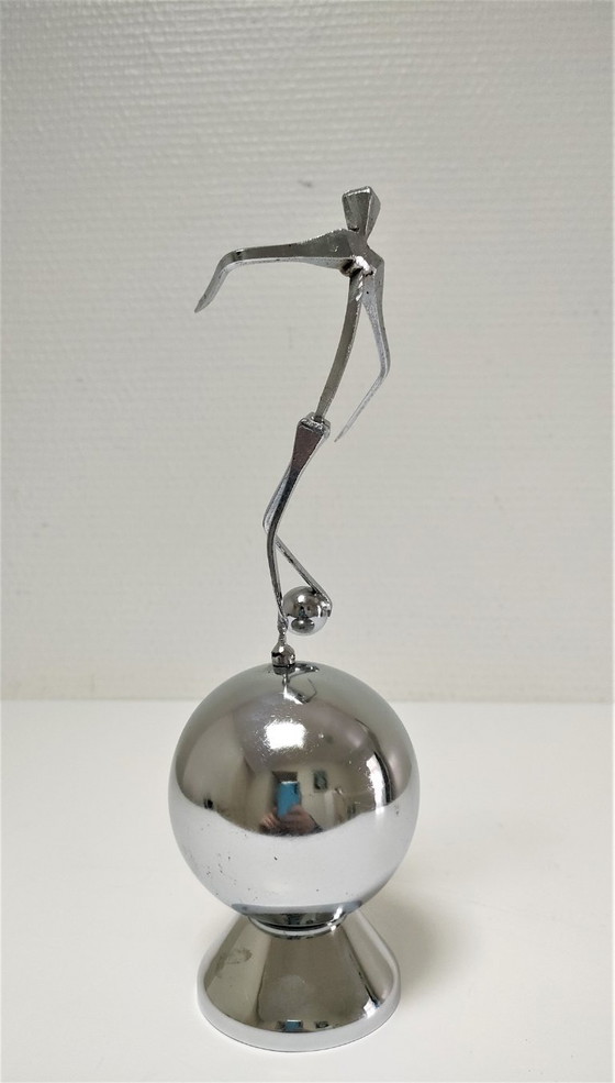 Image 1 of Escultura deportiva de acero con el sello de una corona de orfebre