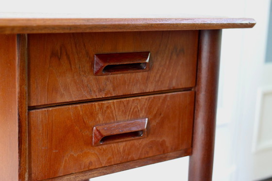 Image 1 of Klein vintage Scandinavisch teakhouten bureau uit de jaren 60.