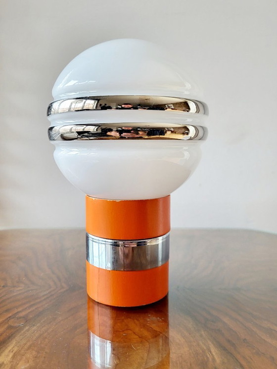Image 1 of Lampe de table vintage avec base en bois orange et abat-jour boule en verre des années 1960