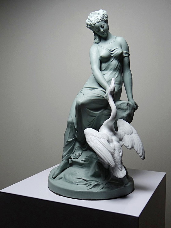 Image 1 of Biscotto bicolore di Letu & Mauger, Leda e il cigno, XIX secolo, celadon e bianco